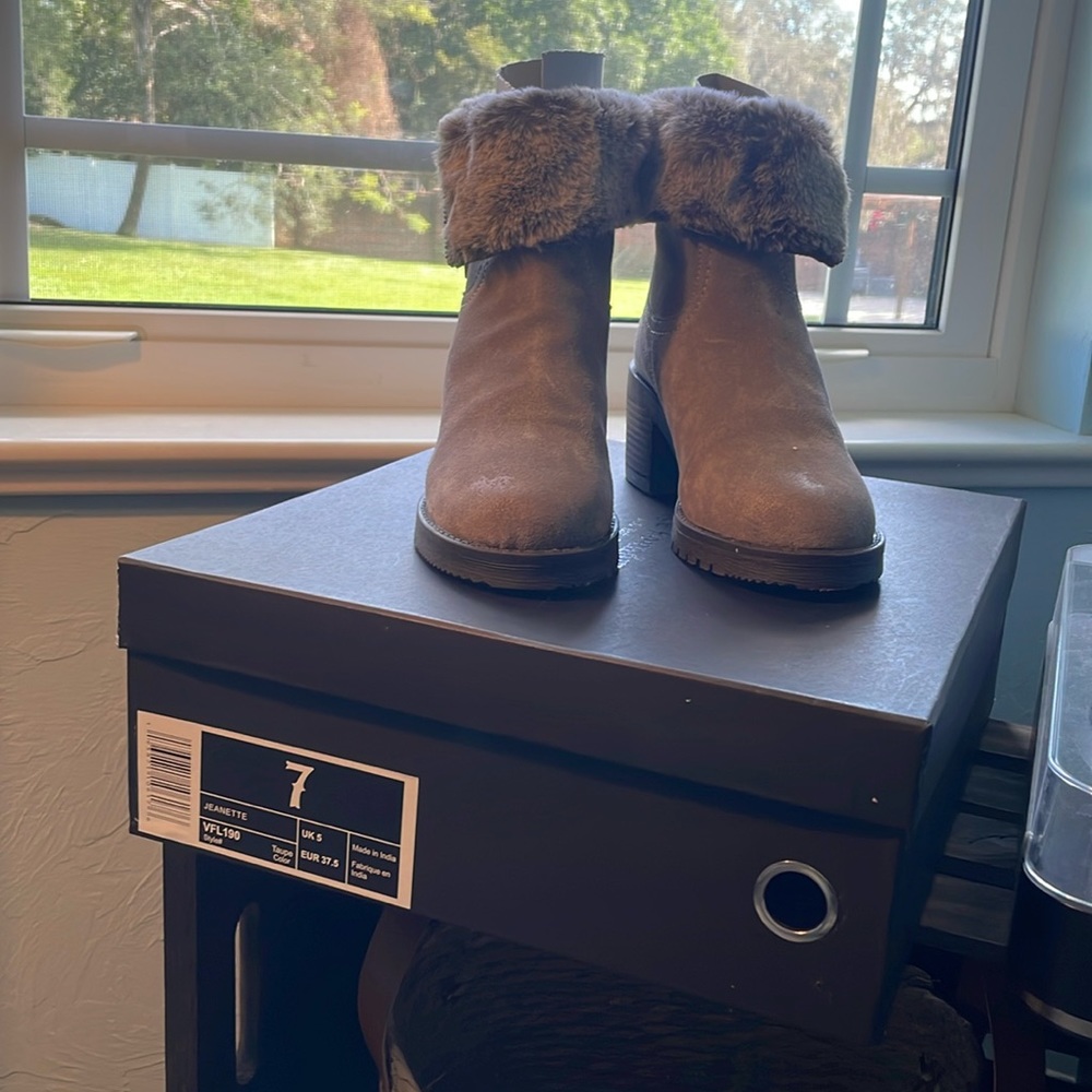 Fur lined boots - US W 7